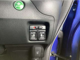 【両側パワースライドドア】両側がパワースライドドアになっており、運転席のスイッチやスマートキーでも開閉が可能。お子様やご年配の方でも乗り降りが楽になり介助等でも重宝します。