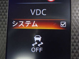 【横滑り防止】ハンドル操作や滑りやすい路面を走行中、横滑りを感知すると自動的に車両の進行を保つよう制御!