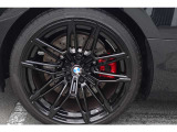 【BMWアロイホイール】軽量かつ強度に拘ったアロイホイール。走行性能ポテンシャルを引き出す設計。タイヤのサイドウォールが強化されたランフラットタイヤは、パンク時にタイヤがつぶれてもリムから外れません。
