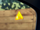 【ブラインドスポットモニタリング】走行中、ドアミラーの死角になりやすい箇所に後続車が接近するとサイドミラー付近に警告を表示、ドライバーに注意喚起をしてくれます。