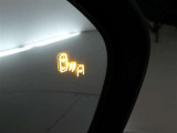 隣車線を走る車両をレーダーで検知し、ドアミラーでは確認しにくい後側方エリアに存在する車両に加え、急接近してくる車両も検知します。車両を検知するとドアミラーに搭載されたLEDインジケーターが点灯します。