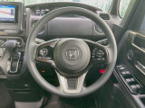 インテリアに合わせたデザインのステアリングは、運転される方のことも考え、運転しやすい形状、大きさです。是非一度、実際に触ってお確かめください。