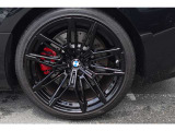【BMWアロイホイール】軽量かつ強度に拘ったアロイホイール。走行性能ポテンシャルを引き出す設計。タイヤのサイドウォールが強化されたランフラットタイヤは、パンク時にタイヤがつぶれてもリムから外れません。