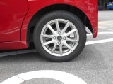 アルミホイールが付いています。お洒落は足元からですね。