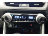 ★運転席と助手席でそれぞれお好みに合わせて温度設定が行えるフルオートエアコンです。外気温や室温、日射量を感知し、吹き出し温度、風量を緻密に制御します