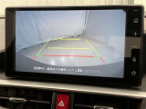 車庫入れなど後進運転時に死角をモニターで確認ができて安全です♪ ステアリング操作の参考になるガイド線も表示しますので車庫入れがニガテな方も安心ですネ!