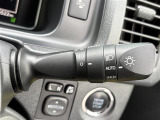 【オートライト(AUTO)】外の明るさをシステムが感知して、自動でヘッドライトが点灯します。ヘッドライトをつけ忘れを防ぐ便利機能です。