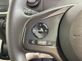 ステアリングにオーディオ操作スイッチが付いています。オーディオ画面に直接タッチしなくても操作が出来ますので、運転に集中できます。