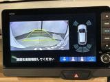 リバースギアに入れるだけで後方の表示へ切り替わります。夜間や雨の日の駐車も楽になりますよ。