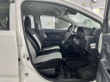 運転席の足元は広々としており、座席は大きく前後にスライド出来るので自分に合ったポジションで運転する事が出来ます。アクセルやブレーキにクセもなくとても運転のしやすい車両です。