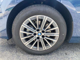 【BMWアロイホイル】軽量かつ強度に拘ったアロイホイル。走行性能ポテンシャルを引き出す設計。車の足元を引き締めてくれる大きなポイントはアロイホイルです。