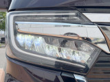 【LEDヘッドライト】悪天候や夜間走行時も良好な視界を確保し安心して運転できる高輝度LEDヘッドライトを装備!点灯速度が早く、消費電力も抑えられています。