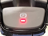 【電動パーキングブレーキ】パーキングブレーキは便利な電動式!ボタン一つで操作でき、アクセルを踏めば自動で解除されます♪レバーやペダルが無いので運転席廻りもすっきりしますね♪
