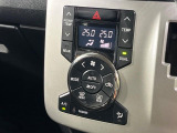 【オートエアコン】一度お好みの温度に設定すれば、車内の温度を検知し風量や温度を自動で調整。暑い&hellip;寒い&hellip;と何度もスイッチ操作をする必要はありません。快適な車内空間には必須の機能ですね♪