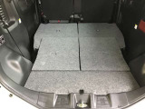 リヤシートを倒すと大きな荷物も搭載可能です。