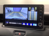 リバースギアに入れるだけで後方の表示へ切り替わります。夜間や雨の日の駐車も楽になりますよ。