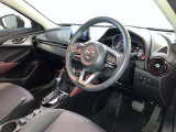 運転席周りのレイアウトをご覧ください。ナビゲーションが綺麗に装着されすっきり収まってますね!