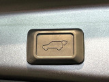 【パワーバックドア】スマートキーや運転席のボタンを押すだけでリアゲートが自動で開閉します!荷物を持っている時や、高い位置にあるバックドアを閉める際に便利な機能です♪
