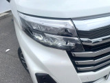 【LEDヘッドライト】悪天候や夜間走行時も良好な視界を確保し安心して運転できる高輝度LEDヘッドライトを装備!点灯速度が早く、消費電力も抑えられています。