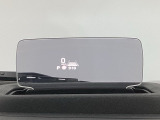 ヘッドアップディスプレイ!運転席前方のダッシュボード上に透明パネルが出てきて、速度メーターなどを映し出してくれます!