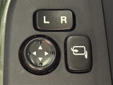 【電動格納ミラー】運転席のスイッチで、ドアミラーの開閉や角度の調整ができます。