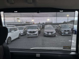 日差しの強い時には、プライバシーガラスに加え、ロールサンシェイドが、あなたを守ります。