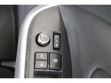 鍵の施錠開錠に合わせてドアミラーが開閉するオート格納機能付きのドアミラー。少し離れた場所からでも見た目で鍵の閉め忘れの確認が出来る便利な機能です。