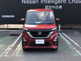 大型の幅広メッキモールで表現した日産のアイデンティティのVモーショングリルを配したフロントビュー