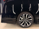 彫刻的なスポークデザインが、停車時も動きを感じさせるダイナミズムを演出