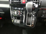 フロントオートエアコン装備ですので常にお好みの温度に調整ができ車内を快適な空間に保ってくれます。