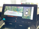 【パノラミックビューモニター】専用のカメラにより、上から見下ろしたような視点で360度クルマの周囲を確認することができます☆死角部分も確認しやすく、狭い場所での切り返しや駐車もスムーズに行えます。