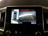 パノラミックビューモニター付きです。車両を上から見たような映像を画面に表示。運転席からの目視だけでは見にくい、車両周辺の状況をリアルタイムでしっかり確認できます。