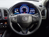 ハンドル左側にはオーディオ操作が出来るオーディオリモートコントロールスイッチ、右側にはHonda SENSINGとオートクルーズコントロールのスイッチを装備!