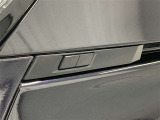パワーバックドア搭載。車両横に設置することで後方スペースがない場所でも開け閉めがしやすくなります。