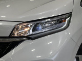 【LEDヘッドライト】悪天候や夜間走行時も良好な視界を確保し安心して運転できる高輝度LEDヘッドライトを装備!点灯速度が早く、消費電力も抑えられています。