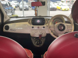 ダッシュボードは樹脂の反りなし。FIAT500特有の丸みあるデザインがきれいに保たれています。操作系のスイッチ類も印字鮮明で摩耗少なめです。