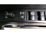 運転席から全ての窓の開閉ができます。ウィンドウロック機能はお子様のいたずら防止に有効です。