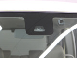 【衝突軽減ブレーキ】自動車が障害物を感知して、衝突の可能性がある場合、運転者へ警告音を発したり、衝突の可能性が高い場合、ブレーキの補助操作を行い、減速して衝突被害を軽減するシステムです!