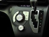 オートエアコンを装備しておりますので、四季を通じて車内を快適な温度に保つことが出来ます!高級感が有りますね!