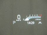 カラーヘッドアップディスプレイ付き。少ない視線移動で情報を確認できるので、運転の疲労軽減に繋がりますよ♪