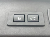 【パワーバックドア】スマートキーや運転席のボタンを押すだけでリアゲートが自動で開閉します!荷物を持っている時や、高い位置にあるバックドアを閉める際に便利な機能です♪