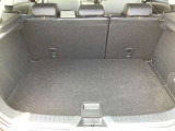 ラゲージルーム!後ろのシートは片方ずつ倒せます。乗る人や積む荷物に応じてアレンジが可能ですので多彩に使えてとても便利です。