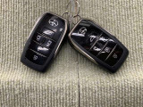 手荷物が多いときでも、スマートキーをバッグやポケットに携帯していれば、キーを取り出すことなくドアの解錠・施錠ができます