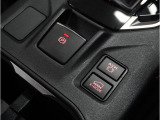 電動パーキングブレーキを採用。指で軽く引き上げればパーキングブレーキが掛かり、押すと解除ができます。