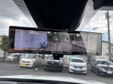 カメラに切り替えができる、バックミラー、後席に人が乗っていても後方の視界を確保しています。