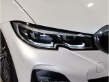 BMWの伝統の丸目4灯ヘッドライトでございます。LEDライトで視認性もよく明るく安全性の向上につながります。