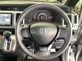 本革ハンドルの後ろには7速パドルシフトがあります。指先で操る事で、マニュアル車感覚のシフトチェンジが楽しめます。