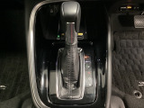 「e:HEV」は、モーター走行を中心にしながら電気エネルギーやエンジン動力を最も効率よく使い分けることができる賢いハイブリッドシステムです。サイドブレーキはスイッチ操作の電子制御パーキングブレーキです