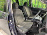 運転席まわりには十分なスペースがあり、大柄な方でもゆったり運転していただける環境です。