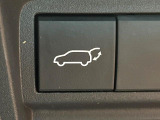 【パワーバックドア】スマートキーや運転席のボタンを押すだけでリアゲートが自動で開閉します!荷物を持っている時や、高い位置にあるバックドアを閉める際に便利な機能です♪